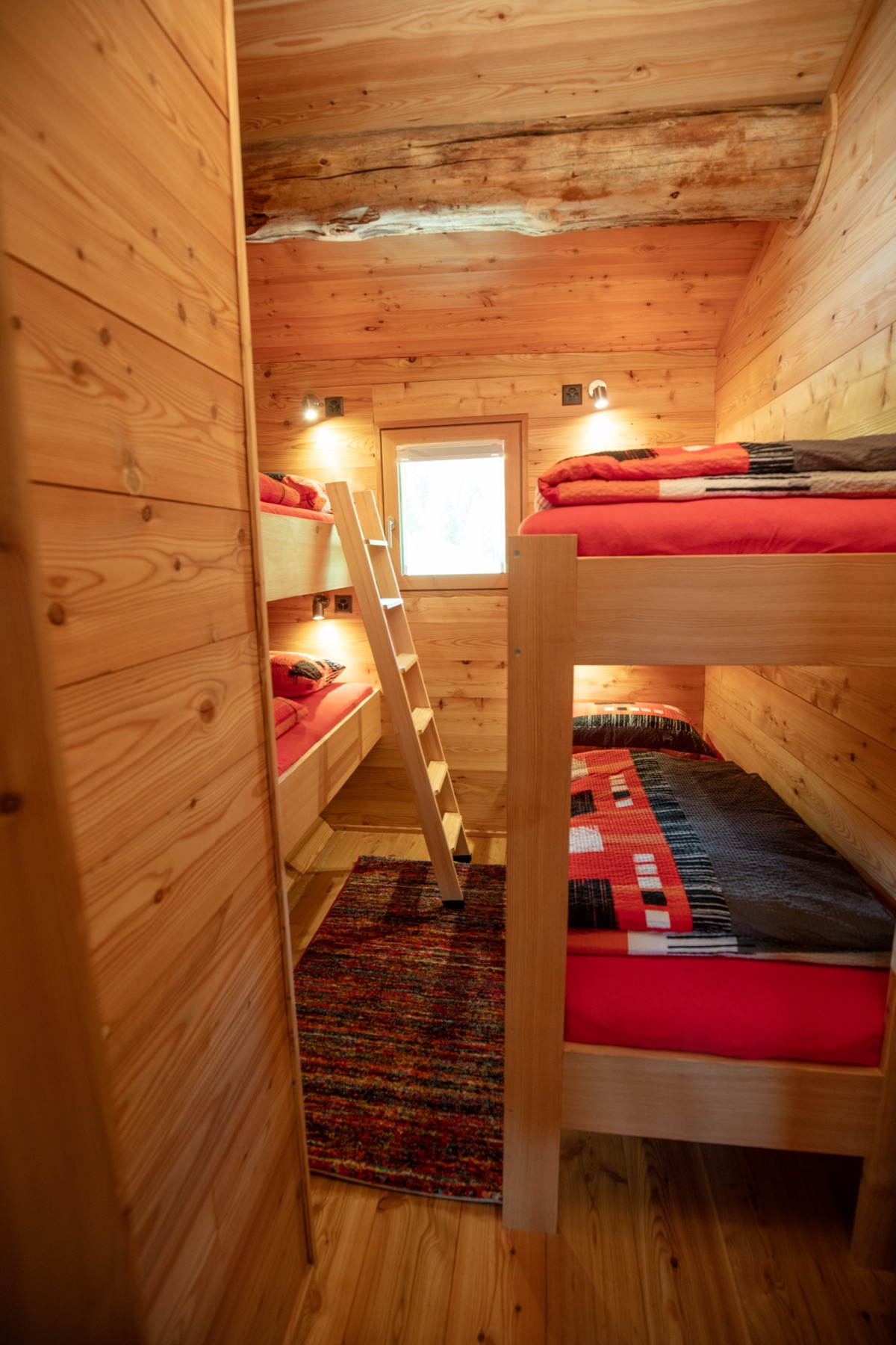 Kajütenzimmer mit vier Betten auf zwei Etagen